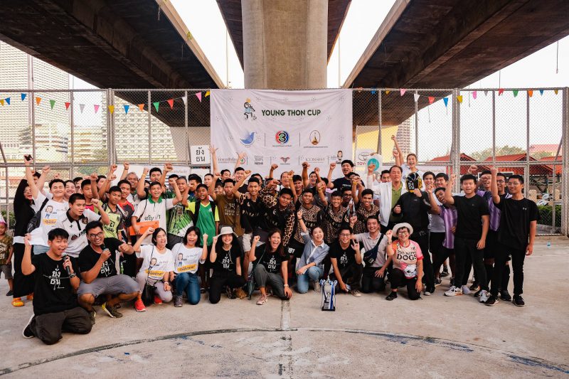 ทีมยังธนและทีมนักฟุตบอลถ่ายภาพร่วมกัน สำหรับกิจกรรมยังธนคัพรอบชิงชนะเลิศ