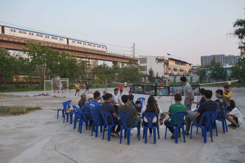 ทีมยังธนและตัวแทนชุมชนฝั่งธนบุรี กำลังทำกระบวนการสะท้อนผลของกิจกรรม